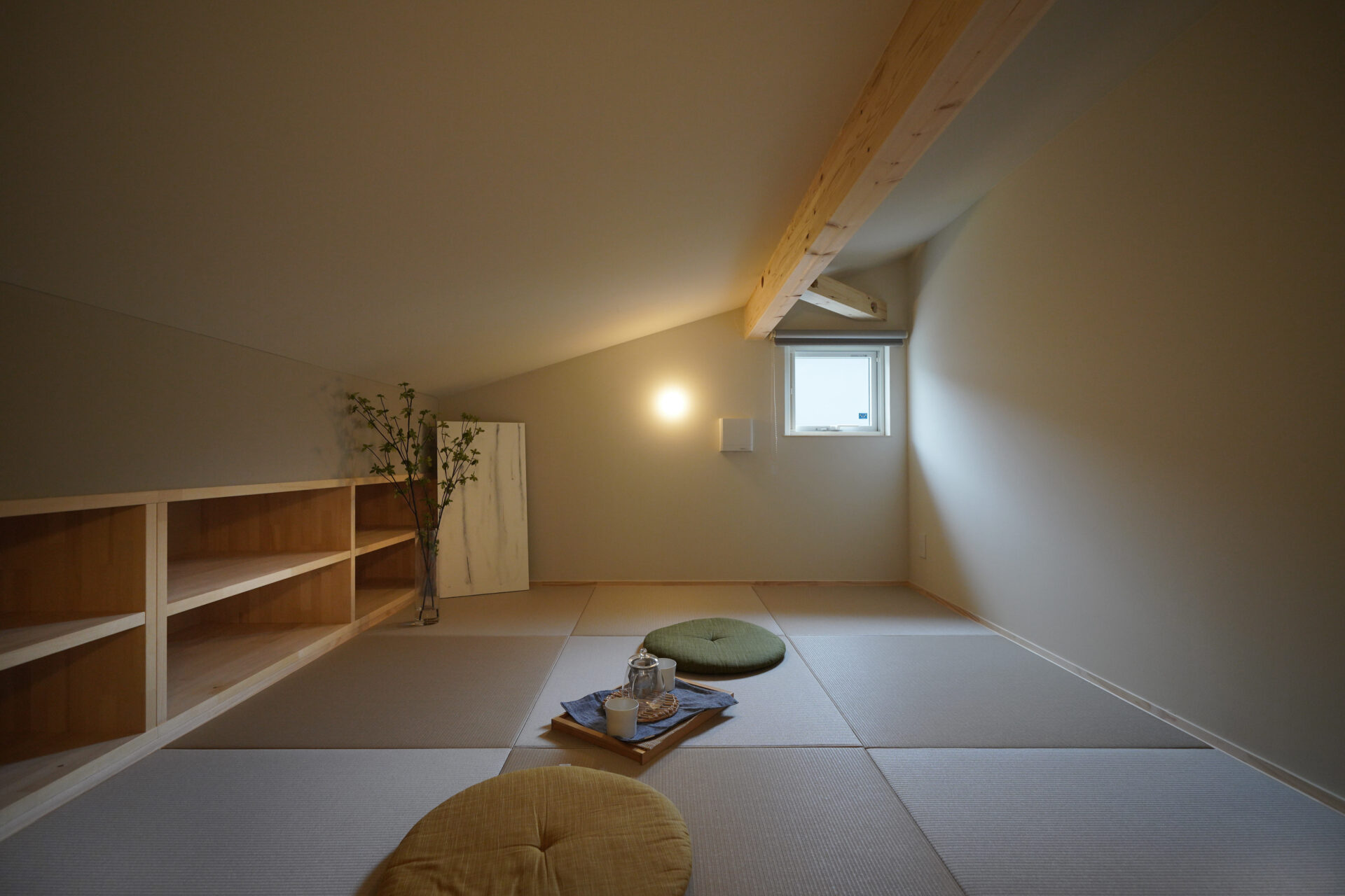 造作棚と畳敷きの小屋裏スペース